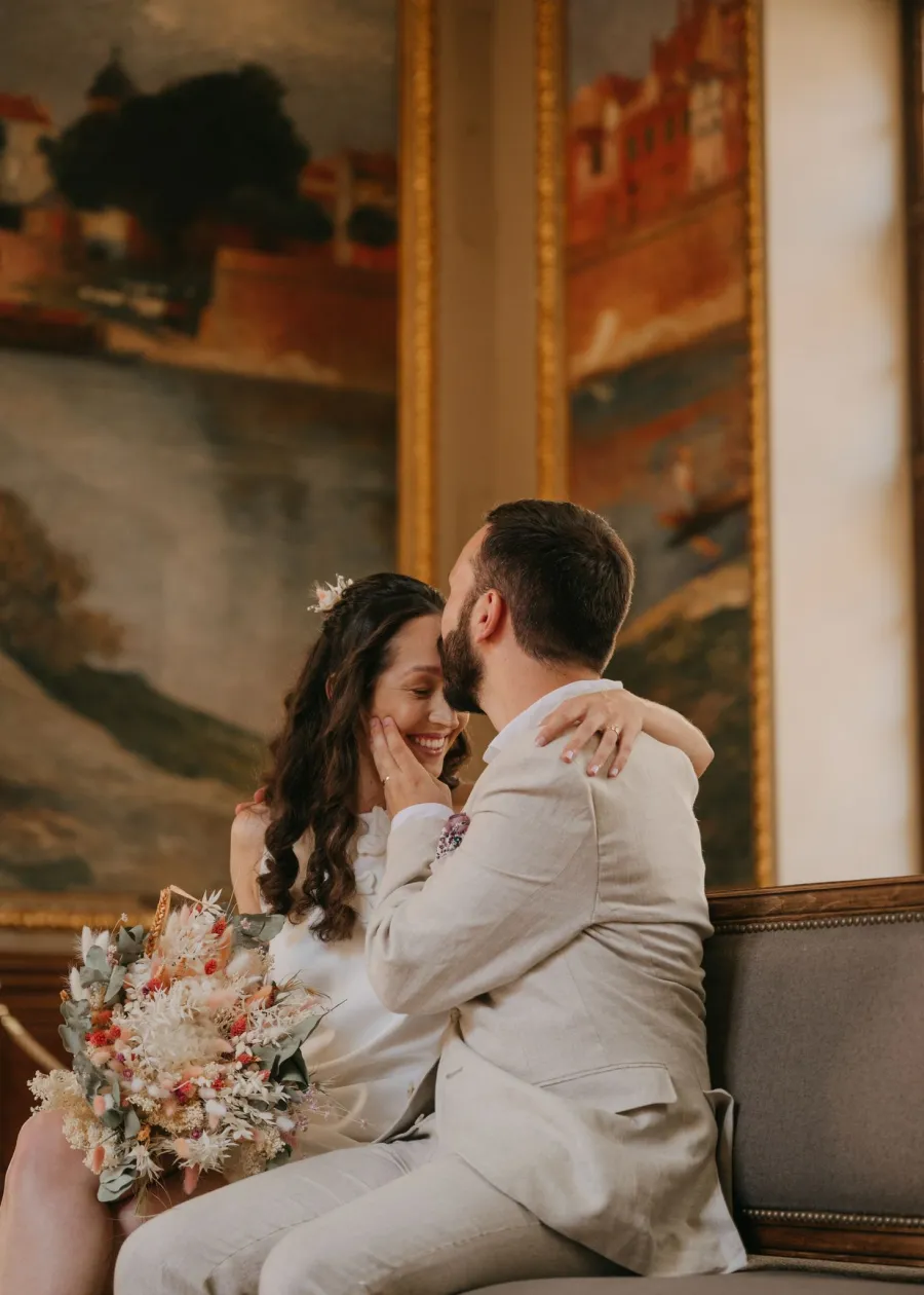 Noiva e noivo abraçados no dia do casamento, maquilhagem por Aline Alves