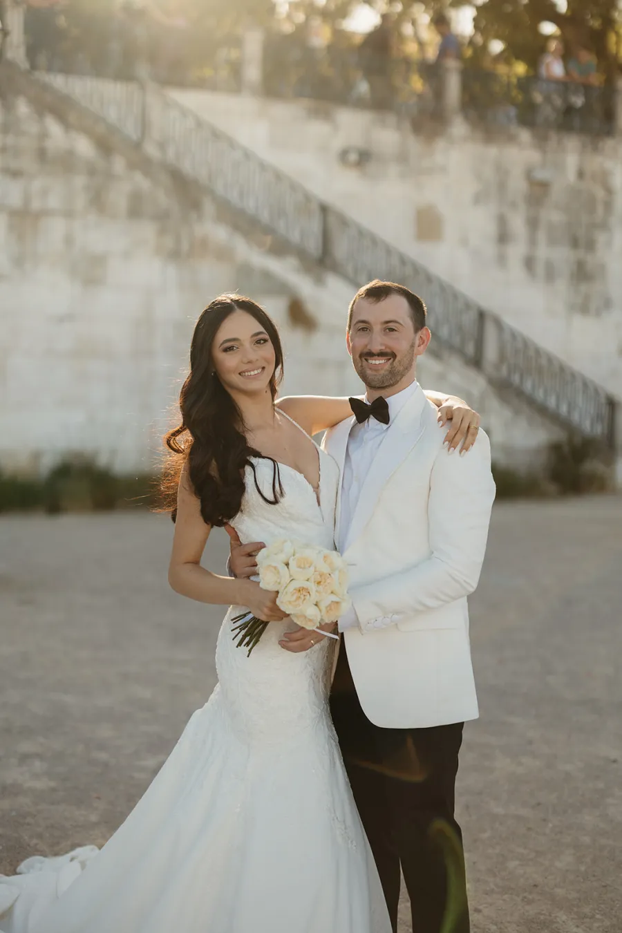 Noivos no exterior no dia do casamento, maquilhagem por Aline Alves