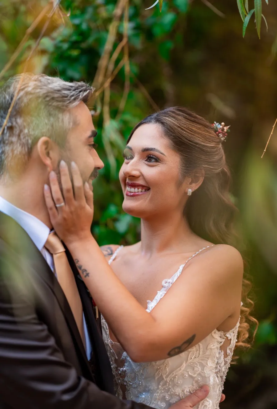 Casal de noivos no jardim, maquilhagem de noiva por Aline Alves