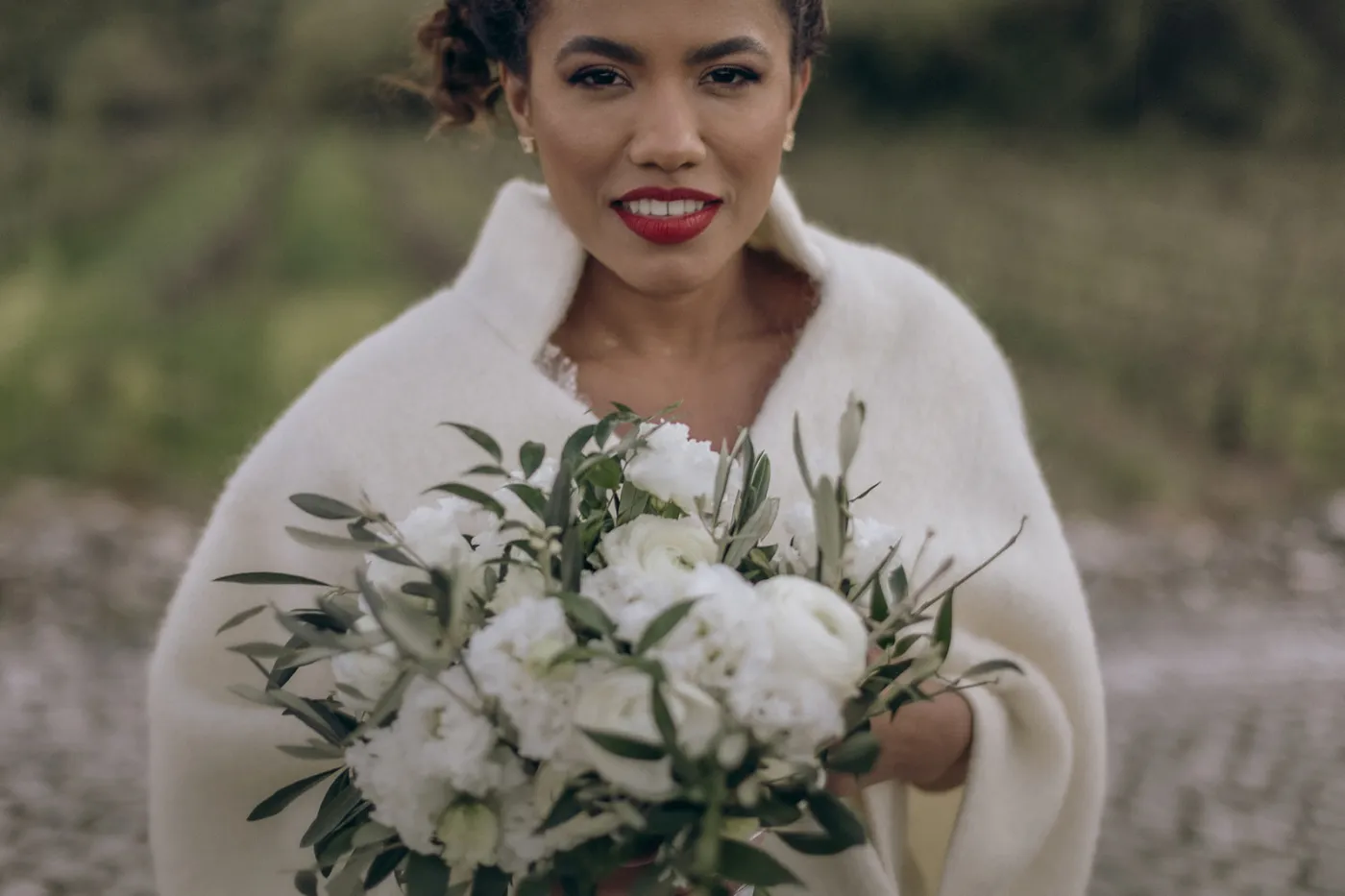 Noiva com bouquet e batom vermelho, maquilhagem por Aline Alves