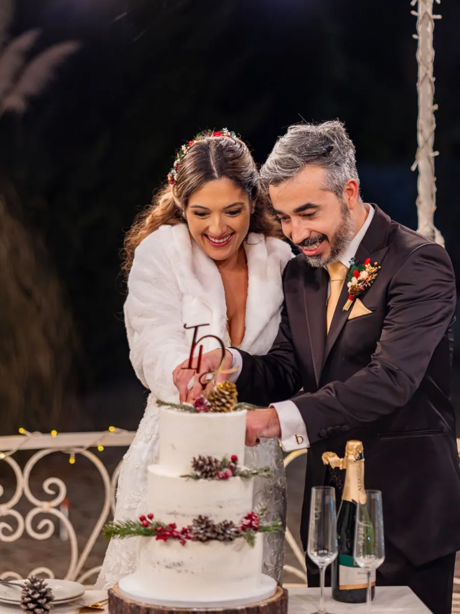 Noiva maquilhada durante a festa de casamento, por Aline Alves