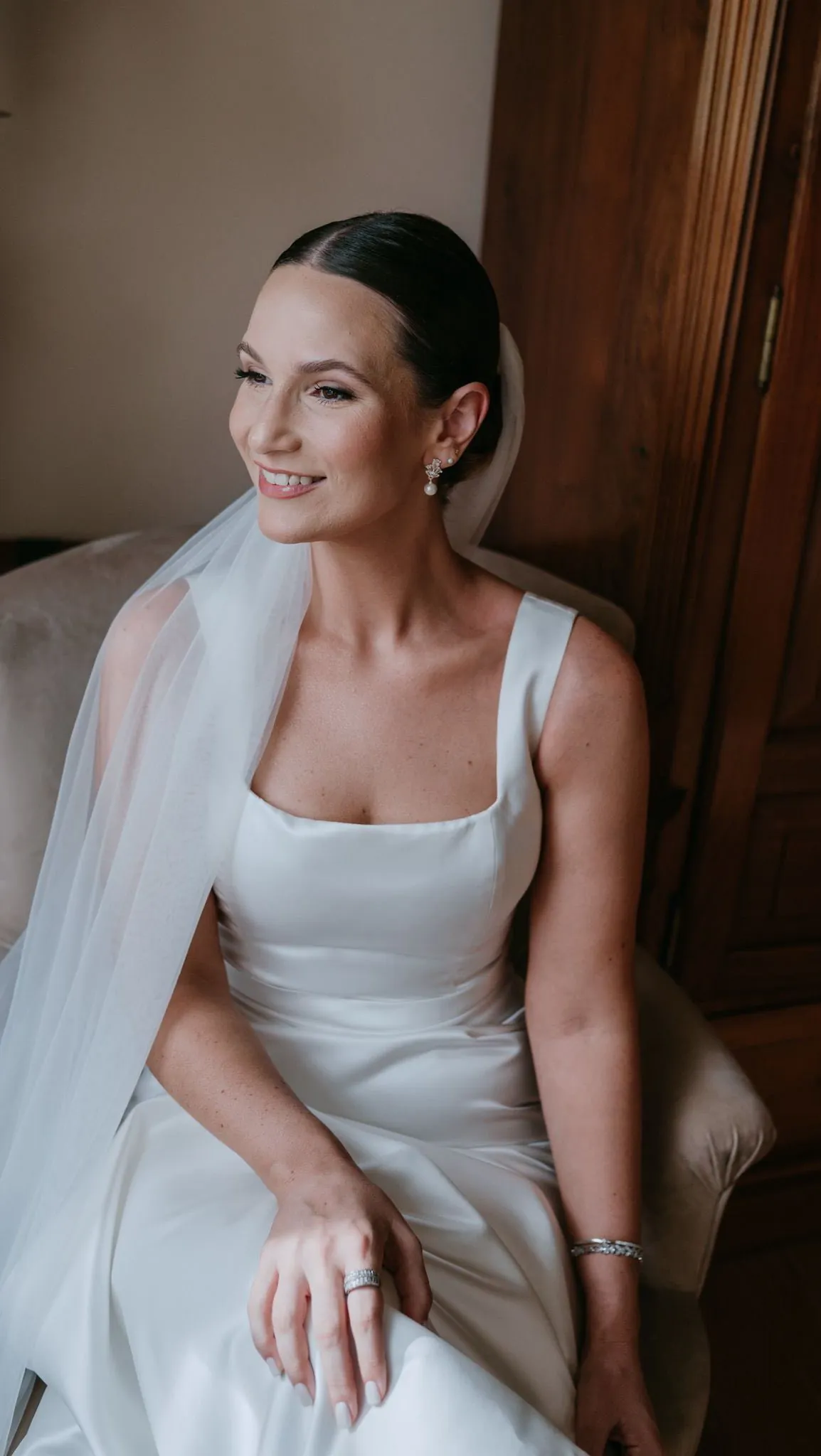 Noiva com maquilhagem natural e véu, sorriso e pele impecável, por Aline Alves em Lisboa