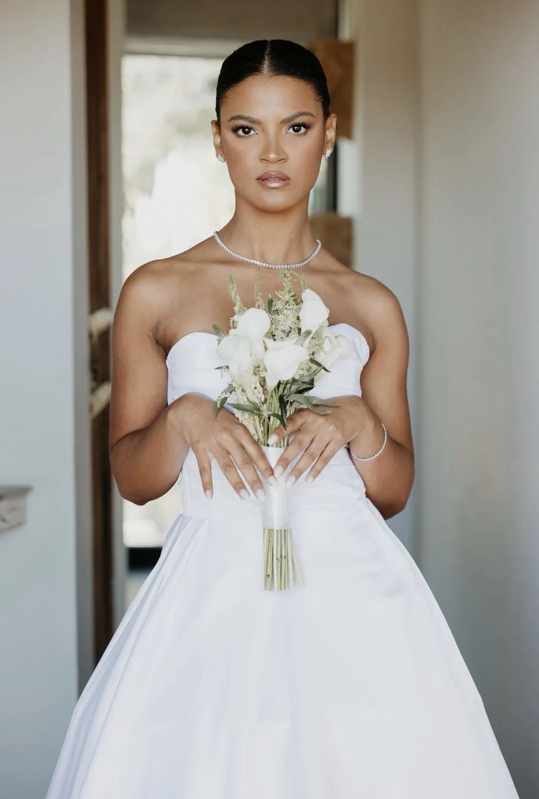 Noiva de pele morena com bouquet e maquilhagem duradoura em Lisboa