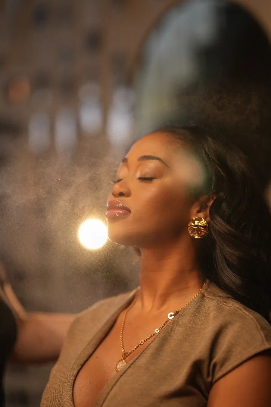 Maquilhagem de perfil em luz dourada por Aline Alves