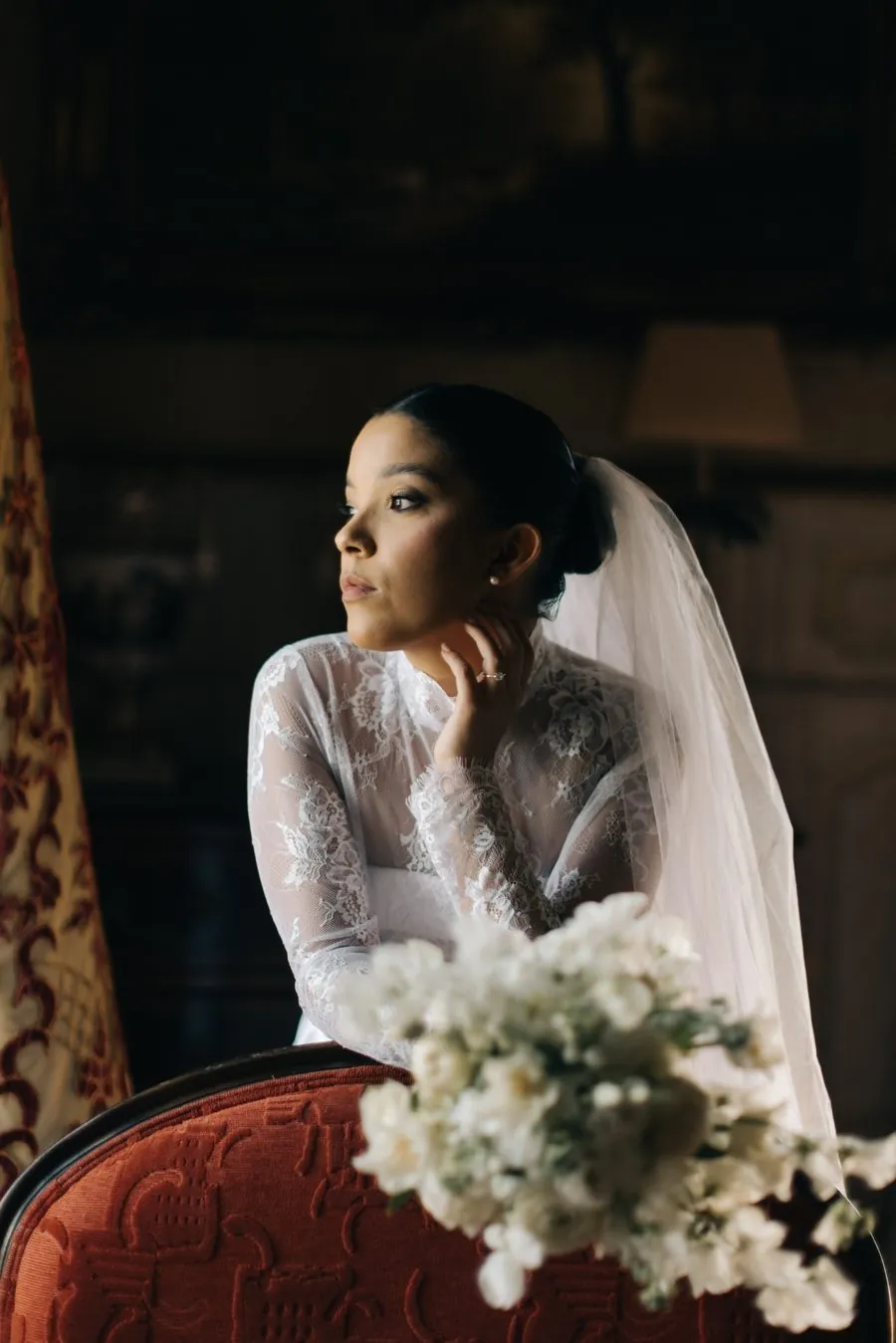 Noiva com véu e bouquet, maquilhagem por Aline Alves