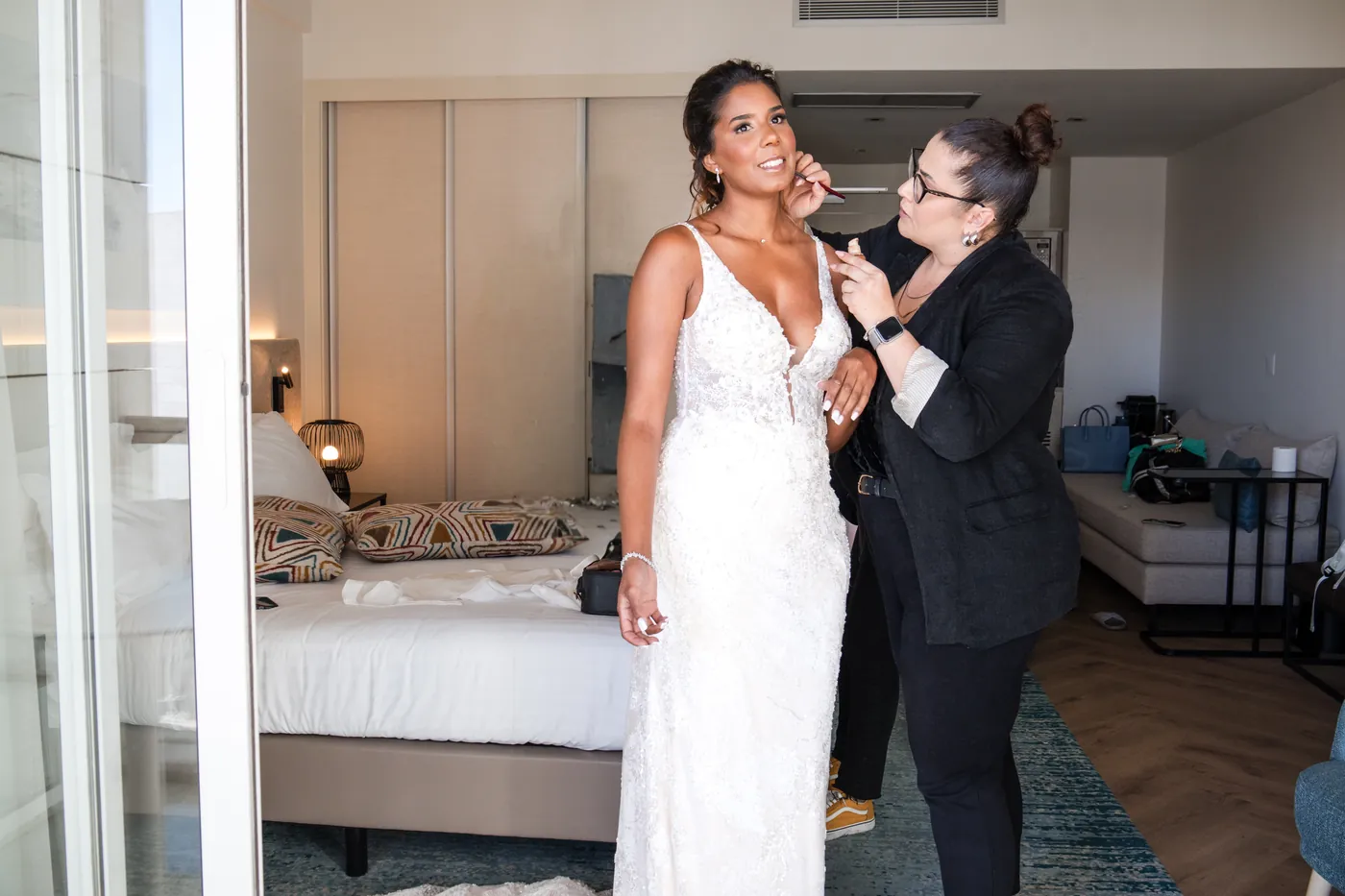 Noiva ao lado de Aline Alves depois da maquilhagem, em Lisboa