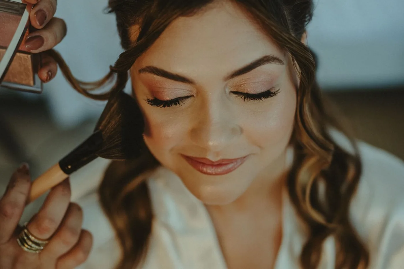 Retoque de maquilhagem de noiva com pincel, por Aline Alves em Lisboa