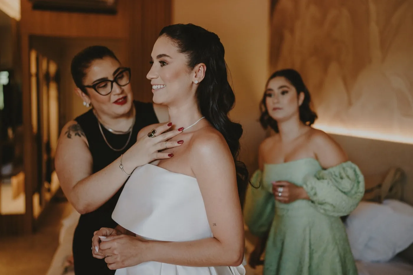Aline Alves com noiva sorridente durante a preparação do casamento