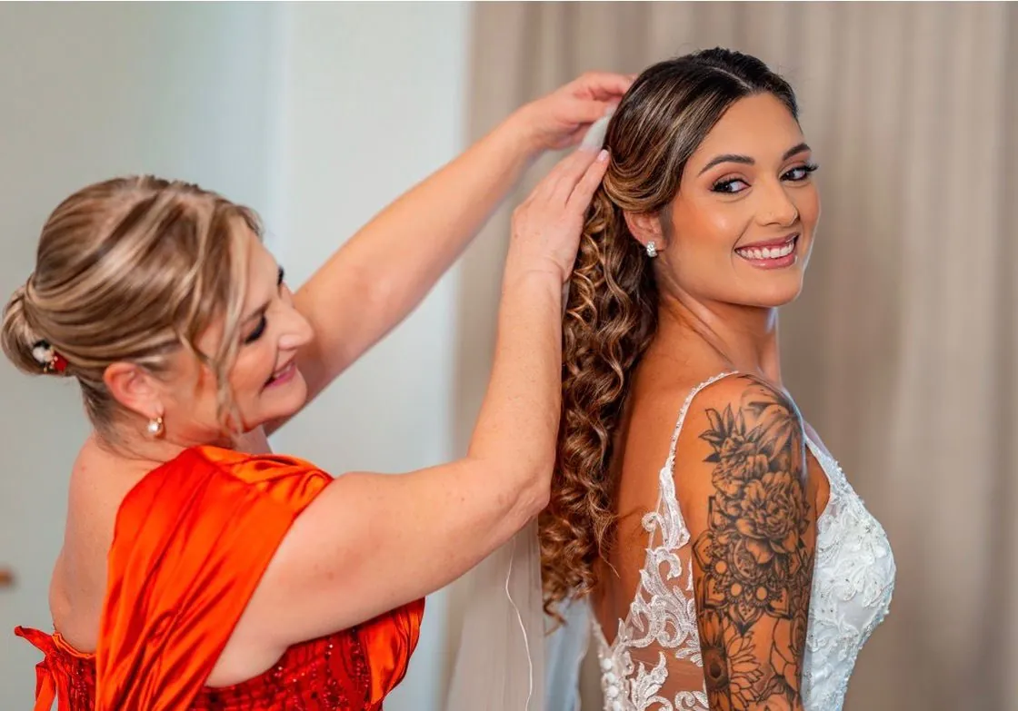 Mãe da noiva a ajudar no penteado, ambas maquilhadas por Aline Alves em Lisboa