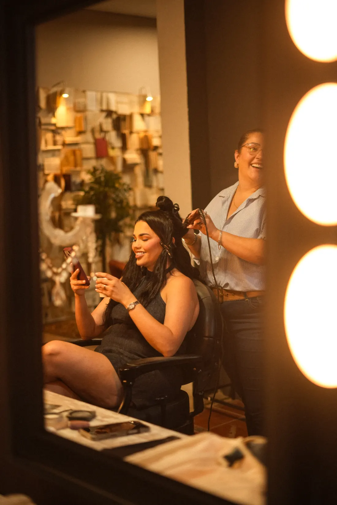 Aline Alves a preparar uma cliente ao espelho do estúdio, antes de uma sessão fotográfica em Odivelas