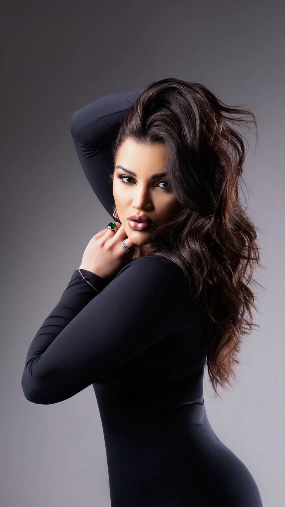 Maquilhagem glam num look preto para sessão fotográfica, por Aline Alves em Lisboa